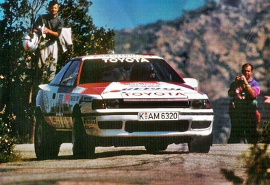 Carlos Sainz Cenamor - Luís Rodríguez Moya
33º Tour de Corse - Rallye de France 1989. Toyota Celica GT-4 -ST165- (K-AM 6320). Abandonó por motor en SS22 Casatorra - Oletta de 11.30 Km.

Del 23 al 26 de Abril, Ajaccio, Córcega, Francia.
Superficie: asfalto.

El Rally tenia un total de 1439.85 km de los que 628.71 km divididos en 33 tramos eran especiales.

Se inscribieron 85 equipos, tomaron la salida 79, finalizaron 39.@
Palabras clave: ;Luis_Moya;Corse;Corcega;Toyota;Celica;ST165;1989
