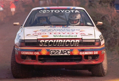 David Llewellin - Phil Short
38º Lombard RAC Rally 1989. Toyota Celica GT-4 -ST165- (G22 APC). Abandonó por el eje de transmisión (cardán) en SS28 Grizedale 2 de 24.78 km.

Del 19 al 23 de Noviembre, Nottingham, Inglaterra.
Superficie: tierra.

El Rally tenia un total de 3,081.99 Km de los que 603.57 Km divididos en 55 tramos eran especiales.

Se inscribieron 202 equipos, tomaron la salida 187, finalizaron 84.@
Palabras clave: ;Toyota;Celica;ST165;Gran_Bretaña;1989;RAC_Rally