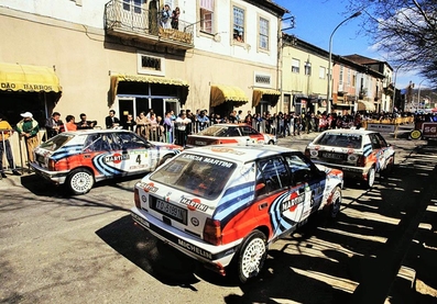 24º Rallye de Portugal Vinho do Porto 1990
3 Lancia Delta Integrale 16v de:

#4 (TO 51889N) de Didier Auriol - Bernard Occelli, clasificado 2º.

#6 (TO 51891N) de Juha Kankkunen - Juha Piironen, clasificado 3º.

#1 (TO 51890N) de Miki Biasion - Tiziano Siviero, clasificado 1º.

También podemos ver el 2# Toyota Celica GT-4-ST165- (K-AM 791) de Carlos Sainz - Luis Moya, abandonó por la transmisión del coche en SS34 Salgueiro - Colmeal 2 de 13.98 Km.

Del 6 al 10 de Marzo, Estoril, Cascais, Lisboa, Portugal.
Superficie: asfalto - tierra.

El Rally tenia un total de 2047.51 Km de los que 556.10 km Km divididos en 39 tramos eran especiales, (uno de ellos fue cancelado SS11 Prestimo de 11.90 Km).

Se inscribieron 108 equipos, tomaron la salida 100, finalizaron 34.
@
Palabras clave: Didier_Auriol;Lancia Delta;Integrale;Toyota;Celica;ST165;Portugal;Parque_Cerrado;1990