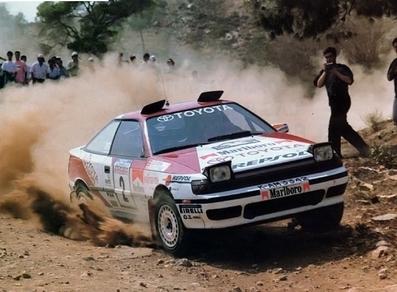 Carlos Sainz Cenamor - Luis Moya
37º Acrópolis Rally 1990. Toyota Celica GT-4 -ST165- (K-AM 3342). Clasificado 1º.

Del 3 al 6 de Junio, Atenas, Grecia.
Superficie: tierra.

El Rally tenia un total de 2034.53 km de los que 593.17 km divididos en 48 tramos eran especiales, (2 de ellas fueron canceladas SS6 Aghios Merkourios de 13.77 Km y SS15 Aghia Sotira 1 de 15.33 Km).

Tomaron la salida 97 equipos, finalizaron 34.@
Palabras clave: ;Toyota;Celica;ST165;Acropolis;Grecia;1990