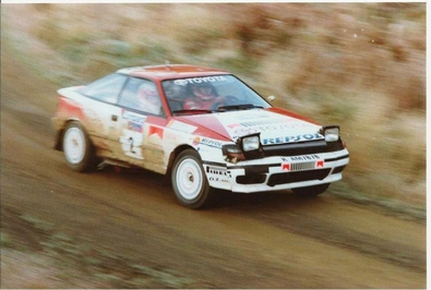 Carlos Sainz - Luís Moya
46º Lombard RAC Rally 1990. Toyota Celica GT-4 -ST165- (K-AM 7878). Clasificado 1º.
Toyota Team Europe

Del 25 al 28 de Noviembre, Harrogate, Yorkshire, Inglaterra.
Superficie: tierra.

El Rally tenia un total de 2358.77 Km de los que 566.27 Km divididos en 41 tramos eran especiales.

Se inscribieron 184 equipos, tomaron la salida 176, finalizaron 94.@
Palabras clave: Toyota;Celica;ST165;Inglaterra;RAC_Rally;1990