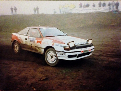 Carlos Sainz - Luís Moya
46º Lombard RAC Rally 1990. Toyota Celica GT-4 -ST165- (K-AM 7878). Clasificado 1º.
Toyota Team Europe

Del 25 al 28 de Noviembre, Harrogate, Yorkshire, Inglaterra.
Superficie: tierra.

El Rally tenia un total de 2358.77 Km de los que 566.27 Km divididos en 41 tramos eran especiales.

Se inscribieron 184 equipos, tomaron la salida 176, finalizaron 94.@
Palabras clave: Toyota;Celica;ST165;Inglaterra;RAC_Rally;1990