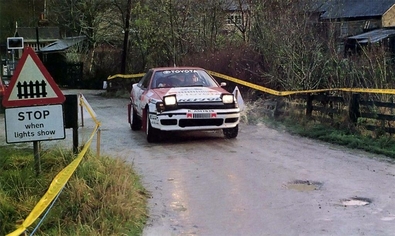 Carlos Sainz - Luís Moya
46º Lombard RAC Rally 1990. Toyota Celica GT-4 -ST165- (K-AM 7878). Clasificado 1º.
Toyota Team Europe

Del 25 al 28 de Noviembre, Harrogate, Yorkshire, Inglaterra.
Superficie: tierra.

El Rally tenia un total de 2358.77 Km de los que 566.27 Km divididos en 41 tramos eran especiales.

Se inscribieron 184 equipos, tomaron la salida 176, finalizaron 94.@
Palabras clave: Toyota;Celica;ST165;Inglaterra;RAC_Rally;1990
