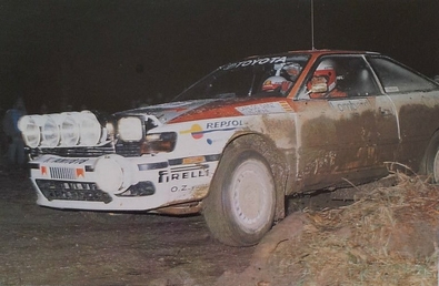 Carlos Sainz - Luís Moya
46º Lombard RAC Rally 1990. Toyota Celica GT-4 -ST165- (K-AM 7878). Clasificado 1º.
Toyota Team Europe

Del 25 al 28 de Noviembre, Harrogate, Yorkshire, Inglaterra.
Superficie: tierra.

El Rally tenia un total de 2358.77 Km de los que 566.27 Km divididos en 41 tramos eran especiales.

Se inscribieron 184 equipos, tomaron la salida 176, finalizaron 94.@
Palabras clave: Toyota;Celica;ST165;Inglaterra;RAC_Rally;1990