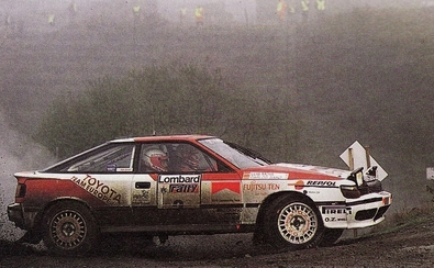 Carlos Sainz - Luís Moya
46º Lombard RAC Rally 1990. Toyota Celica GT-4 -ST165- (K-AM 7878). Clasificado 1º.
Toyota Team Europe

Del 25 al 28 de Noviembre, Harrogate, Yorkshire, Inglaterra.
Superficie: tierra.

El Rally tenia un total de 2358.77 Km de los que 566.27 Km divididos en 41 tramos eran especiales.

Se inscribieron 184 equipos, tomaron la salida 176, finalizaron 94.@
Palabras clave: Toyota;Celica;ST165;Inglaterra;RAC_Rally;1990