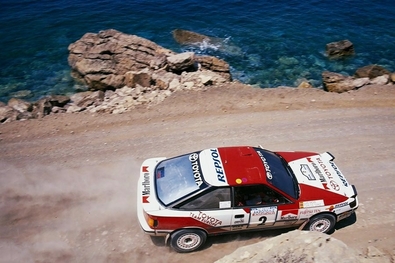 Carlos Sainz Cenamor - Lui­s Moya
37º Acrópolis Rally 1990. Toyota Celica GT-4 -ST165- (K-AM 3342). Clasificado 1º.
Del 3 al 6 de Junio, Atenas, Grecia.
Superficie: tierra.
El Rally tenia un total de 2034.53 km de los que 593.17 km divididos en 48 tramos eran especiales, (2 de ellas fueron canceladas SS6 Aghios Merkourios de 13.77 Km y SS15 Aghia Sotira 1 de 15.33 Km).
Tomaron la salida 97 equipos, finalizaron 34.@
Palabras clave: ;Toyota;Celica;ST165;Acropolis;Grecia;1990