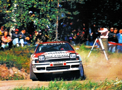 Carlos Sainz Cenamor - Luís Rodríguez Moya
40º Neste 1000 Lakes Rally 1990. Toyota Celica GT-4 -ST165- (K-AM 8139). Clasificado 1º.

Primer piloto no nórdico en la historia del Mundial de Rallyes en ganar este Rally.

Del 22 al 27 de Agosto, Jyväskylä, Finlandia.
Superficie: tierra.

El Rally tenia un total de 1604.11 km de los que 527.61 km divididos en 42 tramos eran especiales.

Se inscribieron 192 equipos, tomaron la salida 186, finalizaron 92.
@
Palabras clave: ;Toyota;Celica;ST165;Finlandia;1990