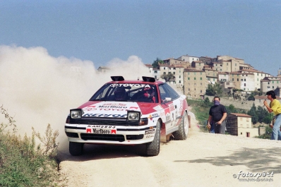 Carlos Sainz Cenamor - Luís Rodríguez Moya
32º Rallye Sanremo - Rallye d'Italia 1990. Toyota Celica GT-4 -165- (K-AM 5803). Clasificado 3º.

Del 14 al 18 de Octubre, Sanremo, Italia.
Superficie: asfalto - tierra.

El Rally tenía un total de 2236.63 km de los que 614.95 km divididos en 35 tramos eran especiales.

Tomaron la salida 104 equipos, finalizaron 47.@
Palabras clave: ;Luis_Moya;Toyota;Celica;ST165;Sanremo;1990
