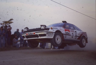 Carlos Sainz Cenamor - Luís Rodríguez Moya
32º Rallye Sanremo - Rallye d'Italia 1990. Toyota Celica GT-4 -165- (K-AM 5803). Clasificado 3º.

Del 14 al 18 de Octubre, Sanremo, Italia.
Superficie: asfalto - tierra.

El Rally tenía un total de 2236.63 km de los que 614.95 km divididos en 35 tramos eran especiales.

Tomaron la salida 104 equipos, finalizaron 47.@
Palabras clave: ;Luis_Moya;Toyota;Celica;ST165;Sanremo;1990