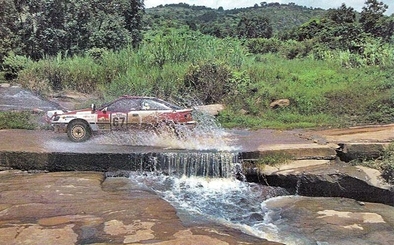 Carlos Sainz Cenamor - Luís Rodríguez Moya
38º Marlboro Safari Rally 1990. Toyota Celica GT-4 (ST165). Clasificado 4º.

Del 11 al 16 de Abril, Nairobi, Kenya, África.
Superficie: tierra.

El Rally tenia un total de 4,131.40 Km, desconocemos cuantos CH habían.

Se inscribieron 59 equipos, tomaron la salida 59, finalizaron 10.@
Palabras clave: ;Toyota;Celica;ST165;Safari;1990