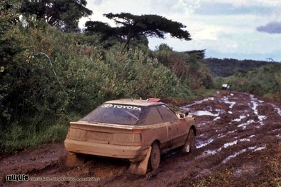 Carlos Sainz Cenamor - Luís Rodríguez Moya
38º Marlboro Safari Rally 1990. Toyota Celica GT-4 (ST165). Clasificado 4º.

Del 11 al 16 de Abril, Nairobi, Kenya, África.
Superficie: tierra.

El Rally tenia un total de 4,131.40 Km, desconocemos cuantos CH habían.

Se inscribieron 59 equipos, tomaron la salida 59, finalizaron 10.

COPYRIGHT Martin Holmes
@
Palabras clave: ;Toyota;Celica;ST165;Safari;1990