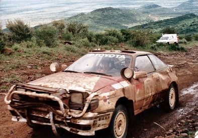 Carlos Sainz Cenamor - Luís Rodríguez Moya
38º Marlboro Safari Rally 1990. Toyota Celica GT-4 (ST165). Clasificado 4º.

Del 11 al 16 de Abril, Nairobi, Kenya, África.
Superficie: tierra.

El Rally tenia un total de 4,131.40 Km, desconocemos cuantos CH habían.

Se inscribieron 59 equipos, tomaron la salida 59, finalizaron 10.@
Palabras clave: ;Toyota;Celica;ST165;Safari;1990