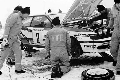 Asistencia del Equipo Toyota Team Europe en el 59º Rallye Automobile de Monte-Carlo 1991
En el  Toyota Celica GT-4 "ST165" (K-AM 1239) de Carlos Sainz - Luis Moya, clasificado 1º.

Del 24 al 30 de Enero, Monte-Carlo.
Superficie: asfalto - nieve.

El Rally tenia un total de 3390.27 km de los que 628.64 km divididos en 27 tramos eran especiales.

Tomaron la salida 167 equipos, finalizaron 75.@
Palabras clave: ;Montecarlo;Toyota;Celica;1991;Asistencias