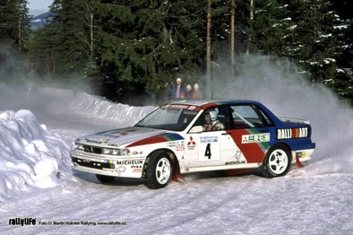 Kenneth Eriksson - Staffan Parmander
40º Internacional Suecia Rally 1991. Mitsubishi Galant VR-4 (H995 HVW). Clasificado 1º.

Del 16 al 18 de Febrero, Karlstad, Suecia.
Superficie: nieve - nieve.

El Rally tenia un total de 1475.10 km de los que 519.90 km divididos en 29 tramos eran especiales.

Se inscribieron 108 equipos, tomaron la salida 108, finalizaron 74.

© Martin Holmes
@
Palabras clave: ;Mitsubishi;Galant;VR-4;Suecia;1991;Nieve