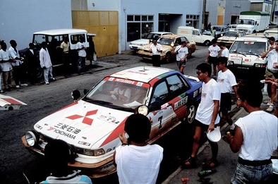 Kenjiro Shinozuka - John Meadows
23º Rallye Cote d'Ivoire - Bandama 1991. Mitsubishi Galant VR-4 (J61606). Clasificado 1º.
Mitsubishi Oil Ralliart

Del 27 al 31 de Octubre, Abidjan, Costa d'Ivori, África.
Superficie: tierra.

Tomaron la salida 37 equipos, finalizaron 9.@
Palabras clave: Mitsubishi;Galant;VR-4;Costa_Marfil;1991