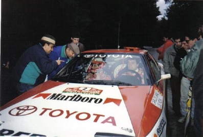 Carlos Sainz Cenamor - Lui­s Moya
25º Rallye de Portugal - Vinho do Porto 1991. Toyota Celica GT-4 -ST165- (K-AM 5914). Clasificado 1º.
Toyota Team Europe

Del 5 al 9 de Marzo, Portugal.
Superficie: asfalto - tierra.

El Rally tenia un total de 2041.26 Km de los que 564.20 Km divididos en 38 tramos eran especiales (2 de ellos fueron cancelados SS2 Gradil de 9 Km y SS28 Viseu de 29.90 Km).

Se inscribieron 106 equipos, tomaron la salida 95, finalizaron 28.@
Palabras clave: Toyota;Celica;Portugal;Personajes;1991