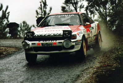 Carlos Sainz Cenamor - Luis Moya
25º Rallye de Portugal - Vinho do Porto 1991. Toyota Celica GT-4 -ST165- (K-AM 5914). Clasificado 1º.
Toyota Team Europe

Del 5 al 9 de Marzo, Portugal.
Superficie: asfalto - tierra.

El Rally tenia un total de 2041.26 Km de los que 564.20 Km divididos en 38 tramos eran especiales (2 de ellos fueron cancelados SS2 Gradil de 9 Km y SS28 Viseu de 29.90 Km).

Se inscribieron 106 equipos, tomaron la salida 95, finalizaron 28.@
Palabras clave: Toyota;Celica;Portugal;1991