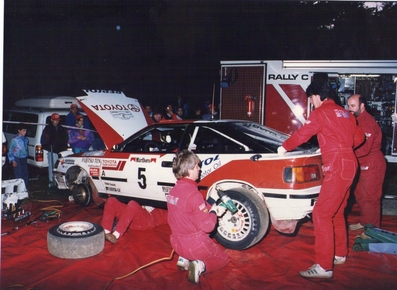 Asistencia del Equipo Toyota Team Europe en el 27º Rallye Catalunya - Costa Brava - Rallye de España 1991
En el  Toyota Celica GT-4 -ST165- (K-AM 2590) de Armin Schwarz - Arne Hertz, clasificado 1º.

Service after SS2, Sant Hilari.

Del 10 al 13 de Noviembre, Lloret de Mar, Girona, Catalunya, España.
Superficie: asfalto - tierra.

El Rally tenia un total de 1606.98 km de los que 594.01 km divididos en 35 tramos eran especiales (2 de ellas fueron canceladas SS4 Sant Hilari - Osor de 13.57 Km y SS29 Riera de Merles de 14.36 Km).

Tomaron la salida 76 equipos, finalizaron 33.

© Joan Al.
@@
Palabras clave: Toyota;Celica;Catalunya;1991;Asistencias;España;Spain