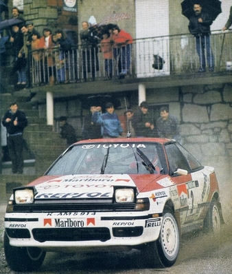 Carlos Sainz Cenamor - Lui­s Moya
25º Rallye de Portugal - Vinho do Porto 1991. Toyota Celica GT-4 -ST165- (K-AM 5914). Clasificado 1º.
Toyota Team Europe

Del 5 al 9 de Marzo, Portugal.
Superficie: asfalto - tierra.

El Rally tenia un total de 2041.26 Km de los que 564.20 Km divididos en 38 tramos eran especiales (2 de ellos fueron cancelados SS2 Gradil de 9 Km y SS28 Viseu de 29.90 Km).

Se inscribieron 106 equipos, tomaron la salida 95, finalizaron 28.@
Palabras clave: Toyota;Celica;Portugal;1991