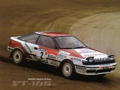 Carlos Sainz Cenamor - Luis Moya
25º Rallye de Portugal - Vinho do Porto 1991. Toyota Celica GT-4 -ST165- (K-AM 5914). Clasificado 1º.
Toyota Team Europe

Del 5 al 9 de Marzo, Portugal.
Superficie: asfalto - tierra.

El Rally tenia un total de 2041.26 Km de los que 564.20 Km divididos en 38 tramos eran especiales (2 de ellos fueron cancelados SS2 Gradil de 9 Km y SS28 Viseu de 29.90 Km).

Se inscribieron 106 equipos, tomaron la salida 95, finalizaron 28.@
Palabras clave: Toyota;Celica;Portugal;1991