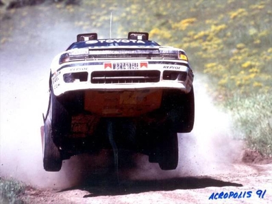 Carlos Sainz Cenamor - Lui­s Moya
38º Acropolis Rally 1991. Toyota Celica GT-4 -ST165- (K-AM 8930). Clasificado 2º.

Del 1 al 6 de Junio, Atenas, Grecia.
Superficie: tierra.

El Rally tenia un total de 1.776,55 km de los que 597.35 km divididos en 48 tramos eran especiales, (una de ellas fue cancelada SS22 Aghia Triada de 9,55 Km).

Tomaron al salida 94 equipos, finalizaron 37.@
Palabras clave: ;Luis_Moya;Toyota;Celica;ST165;Grecia;Acropolis;1991