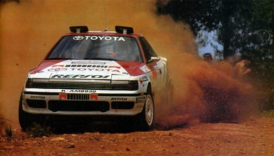 Carlos Sainz Cenamor - Lui­s Moya
38º Acropolis Rally 1991. Toyota Celica GT-4 -ST165- (K-AM 8930). Clasificado 2º.

Del 1 al 6 de Junio, Atenas, Grecia.
Superficie: tierra.

El Rally tenia un total de 1.776,55 km de los que 597.35 km divididos en 48 tramos eran especiales, (una de ellas fue cancelada SS22 Aghia Triada de 9,55 Km).

Tomaron al salida 94 equipos, finalizaron 37.@
Palabras clave: ;Luis_Moya;Toyota;Celica;ST165;Grecia;Acropolis;1991