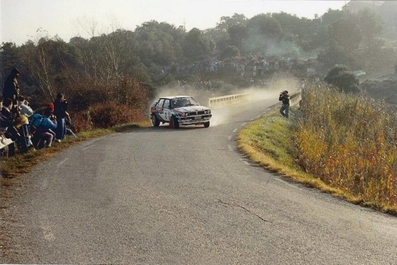 Juha Kankkunen - Juha Piironen
27º Rallye Catalunya - Costa Brava - Rallye de España 1991. Lancia Delta Integrale 16V (TO 76856R). Clasificado 2º.
Martini Lancia

Primer año válido para el Campeonato Mundial de Rallyes.

Esta foto es en SS21 Castellnou - Castelladrall de 24.53 km.
Su recorrido pasaba por unos 5 ó 6 km por otro conocido tramo de asfalto del Bages, "Las Vilaredes", la carretera que lleva de Suria a Balsareny.

La foto es justo 150 metros mas o menos de volver a coger otra vez superficie de tierra y del tirón hasta Castellnou del Boix (Castelladral).

Fue realmente espectacular el paso por aquí­ de Juha Kankkunen.

Del 10 al 13 de Noviembre, Lloret de Mar, Girona, Catalunya, España.
Superficie: asfalto - tierra.

El Rally tenia un total de 1606.98 km de los que 594.01 km divididos en 35 tramos eran especiales (2 de ellos fueron cancelados SS4 Sant Hilari - Osor de 13.57 Km y SS29 Riera de Merles de 14.36 Km).

Tomaron la salida 76 equipos, finalizaron 33.
@
Palabras clave: ;Lancia;Delta;Integrale;Catalunya;1991;España;Spain