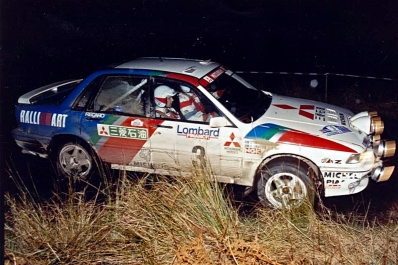 Kenneth Eriksson - Staffan Parmander
47º Lombard RAC Rally 1991. Mitsubishi Galant VR-4 (H12 MRE). Clasificado 2º.

Del 24 al 28 de Noviembre, Harrogate, Yorkshire, Inglaterra.
Superficie: tierra.

El Rally tenia un total de 2355.31 Km de los que 565,51 Km divididos en 37 tramos eran especiales.

Se inscribieron 160 equipos, tomaron la salida 151, finalizaron 82.@
Palabras clave: ;Mitsubishi;Galant;VR-4;Gran_Bretaña;RAC_Rally;Lombard;1991