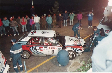 Asistencia del Equipo Martini Lancia en el 33º Rallye Sanremo - Rallye d'Italia 1991
En el Lancia Delta Integrale 16V (TO 99928R) de Miki Biasion - Tiziano Siviero, clasificado 2º.

Del 12 al 17 de Octubre, Sanremo, Ligúria, Imperia, Italia.
Superficie: asfalto - tierra.

El Rally tenia un total de 2185.96 km de los que 572.91 km divididos en 31 tramos eran especiales (uno de ellos fue cancelado SS5 Castiglione Garfagnana de 9.67 km).

Tomaron la salida 87 equipos, finalizaron 40.@
Palabras clave: ;Tiziano_Siviero;Lancia;Delta;Integrale;Sanremo;1991;Asistencias