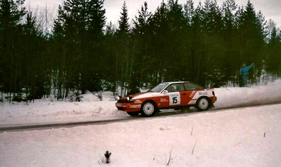 Mats Jonsson - Lars Backman
40º Internacional Suecia Rally 1991. Toyota Celica GT-4 -ST165- (K-AM 5803). Clasificado 2º.

Del 16 al 18 de Febrero, Karlstad, Suecia.
Superficie: nieve - nieve.

El Rally tenia un total de 1475.10 km de los que 519.90 km divididos en 29 tramos eran especiales.

Se inscribieron 108 equipos, tomaron la salida 108, finalizaron 74.@
Palabras clave: Toyota;Celica;GT-4;ST165;Suecia;1991;Nieve