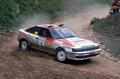 Carlos Sainz Cenamor - Luà­s Moya
38º Acropolis Rally 1991. Toyota Celica GT-4 (ST165). Clasificado 2º.

Del 1 al 6 de Junio, Atenas, Grecia.
Superficie: tierra.

El Rally tenia un total de 1.776,55 km de los que 597.35 km divididos en 48 tramos eran especiales, (una de ellas fue cancelada SS22 Aghia Triada de 9,55 Km).

Tomaron al salida 94 equipos, finalizaron 37.@
Palabras clave: ;Luis_Moya;Toyota;Celica;ST165;Grecia;Acropolis;1991