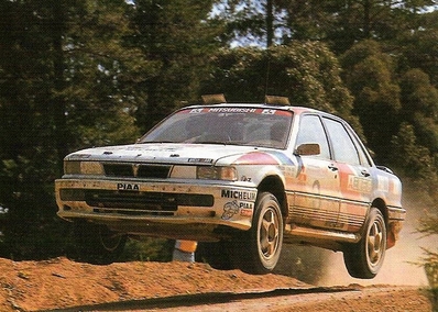 Kenneth Eriksson - Staffan Parmander
4º Commonwealth Bank Rally Australia 1991. Mitsubishi Galant VR-4 (H12 MRE). Clasificado 2º.

Del 20 al 24 Septiembre, Perth, Australia.
Superficie: tierra.

El Rally tenia un total de 2,072.12 Km de los que 592.59 Km divididos en 39 tramos eran especiales.

Se inscribieron 59 equipos, tomaron la salida 59, finalizaron 36.@
Palabras clave: ;Mitsubishi;Galant;Australia;1991;