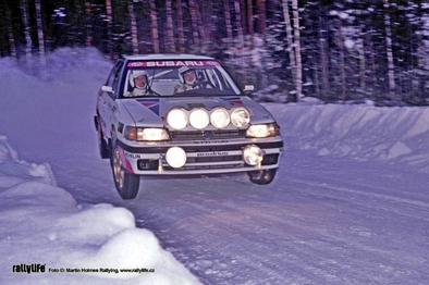 Markku Alen - Ilkka Kivimaki
40º Internacional Suecia Rally 1991. Subaru Legacy RS (G 171 YUD). Clasificado 3º.

Del 16 al 18 de Febrero, Karlstad, Suecia.
Superficie: nieve - nieve.

El Rally tenia un total de 1475.10 km de los que 519.90 km divididos en 29 tramos eran especiales.

Se inscribieron 108 equipos, tomaron la salida 108, finalizaron 74.@
Palabras clave: Markku_Alen;Subaru;Legacy;Suecia;1991;Nieve