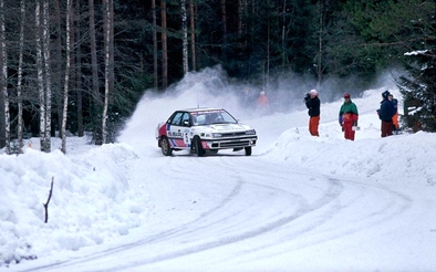 Markku Alen - Ilkka Kivimaki
40º Internacional Suecia Rally 1991. Subaru Legacy RS (G 171 YUD). Clasificado 3º.

Del 16 al 18 de Febrero, Karlstad, Suecia.
Superficie: nieve - nieve.

El Rally tenia un total de 1475.10 km de los que 519.90 km divididos en 29 tramos eran especiales.

Se inscribieron 108 equipos, tomaron la salida 108, finalizaron 74.@
Palabras clave: Markku_Alen;Subaru;Legacy;Suecia;1991;Nieve