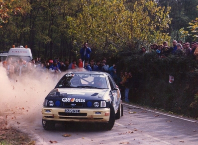 François Delecour - Daniel Grataloup
27º Rallye Catalunya - Costa Brava - Rallye de España 1991. Ford Sierra RS Cosworth 4x4 (H319 MTW). Clasificado 3º.
Q8 Team Ford

Del 10 al 13 de Noviembre, Lloret de Mar, Girona, Catalunya, España.
Superficie: asfalto - tierra.

El Rally tenia un total de 1606.98 km de los que 594.01 km divididos en 35 tramos eran especiales, (2 de ellos fueron cancelados SS4 Sant Hilari - Osor de 13.57 Km y SS29 Riera de Merles de 14.36 Km).

Tomaron la salida 76 equipos, finalizaron 33.

Foto en SS33 El Sobirà  de 30.25 km.

© Joan Al
@
Palabras clave: Ford;Sierra;Cosworth;1991;Catalunya;España;Spain