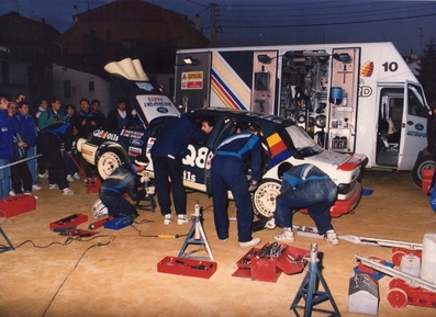 Asistencia del Equipo Q8 Team Ford en el 27º Rallye Catalunya - Costa Brava - Rallye de España 1991
En el Ford Sierra RS Cosworth 4x4 (H319 MTW) de François Delecour - Daniel Grataloup, clasificado 3º.
Service after SS2, Sant Hilari.

Del 10 al 13 de Noviembre, Lloret de Mar, Girona, Catalunya, España.
Superficie: asfalto - tierra.

El Rally tenia un total de 1606.98 km de los que 594.01 km divididos en 35 tramos eran especiales, (2 de ellos fueron cancelados SS4 Sant Hilari - Osor de 13.57 Km y SS29 Riera de Merles de 14.36 Km).

Tomaron la salida 76 equipos, finalizaron 33.

© Joan Al
@
Palabras clave: Ford;Sierra;Cosworth;1991;Catalunya;Asistencias;España;Spain