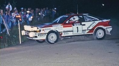 Carlos Sainz Cenamor - Luís Rodríguez Moya
41º 1000 Lakes Rally 1991. Toyota Celica GT-4 -ST165- (K-AM 8798). Clasificado 4º.

Del 22 al 25 de Agosto, Laajavuori, Jyväskylä, Finlandia.
Superficie: tierra.

El Rally tenia un total de 1660.31 km de los que 524.26 km divididos en 42 tramos eran especiales.

Se inscribieron 148 equipos, finalizaron 88.@
Palabras clave: ;Luis_Moya;Toyota;Celica;ST165;Finlandia;1991