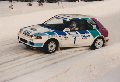 Ingvar Carlsson - Per Carlsson
40º Internacional Suecia Rally 1991. Mazda 323 GTX (JYS 156). Clasificado 4º.

Del 16 al 18 de Febrero, Karlstad, Suecia.
Superficie: nieve - nieve.

El Rally tenia un total de 1475.10 km de los que 519.90 km divididos en 29 tramos eran especiales.

Se inscribieron 108 equipos, tomaron la salida 108, finalizaron 74.@
Palabras clave: ;Mazda;GTX;Suecia;1991;Nieve