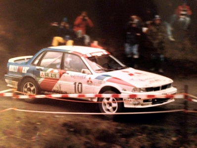Timo Salonen - Voitto Silander
47º Lombard RAC Rally 1991. Mitsubishi Galant VR-4 (H14 MRE). Clasificado 4º.
Mitsubishi Ralliart Europe

Del 24 al 28 de Noviembre, Harrogate, Yorkshire, Inglaterra.
Superficie: tierra.

El Rally tenia un total de 2355.31 Km de los que 565,51 Km divididos en 37 tramos eran especiales.

Se inscribieron 160 equipos, tomaron la salida 151, finalizaron 82.@
Palabras clave: Timo_Salonen;Mitsubishi;Galant;VR-4;Gran_Bretaña;RAC_Rally;Lombard;1991