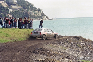 Andrea Aghini - Sauro Farnocchia
33º Rallye Sanremo - Rallye d'Italia 1991. Lancia Delta Integrale 16V (TO 44774R). Clasificado 5º.

Foto en la super especial SS1 Ospedaletti de 1.26 km.

Del 12 al 17 de Octubre, Sanremo, Imperia, Liguria Italia.
Superficie: asfalto - tierra.

El Rally tenia un total de 2185.96 km de los que 572.91 divididos en 31 tramos, eran especiales.

Tomaron la salida 87 equipos, finalizaron 40.@
Palabras clave: ;Lancia;Delta;Integrale;Sanremo;1991
