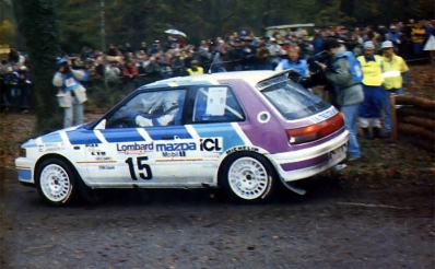 Hannu Mikkola - Johnny Johansson
47º Lombard RAC Rally 1991. Mazda 323 GT-X. Clasificado 7º.

Del 24 al 28 de Noviembre, Harrogate, Yorkshire, Inglaterra.
Superficie: tierra.

El Rally tenia un total de 2355.31 Km de los que 565,51 Km divididos en 37 tramos eran especiales.

Se inscribieron 160 equipos, tomaron la salida 151, finalizaron 82.@
Palabras clave: ;Mazda;GT-X;Gran_Bretaña;RAC_Rally;Lombard;1991