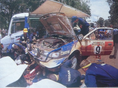 Asistencia del Equipo Nissan Motorsports Europe en el 39º Martini Safari Rally Kenya 1991
En el 9# Nissan Sunny GTI-R (H3 NME) de Mike Kirkland - Surinder Thatthi, clasificado 7º.

Del 27 de Marzo al 1 de Abril, Nairobi, Kenya, África.
Superficie: tierra.

El Rally tenia un total de 4520.76 km con 79 controles horarios.

Tomaron la salida 57 equipos, finalizaron 27.@
Palabras clave: Safari;Nissan;Sunny;1991;Asistencias