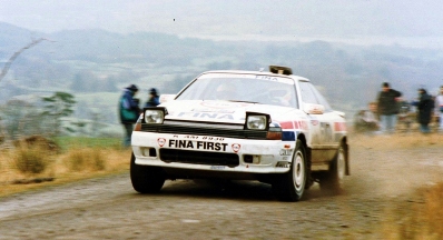 Marc Duez - Klaus Wicha
47º Lombard RAC Rally 1991. Toyota Celica GT-4 -ST165-(K-AM 8930). Clasificado 8º.

Del 24 al 28 de Noviembre, Harrogate, Yorkshire, Inglaterra.
Superficie: tierra.

El Rally tenia un total de 2355.31 Km de los que 565,51 Km divididos en 37 tramos eran especiales.

Se inscribieron 160 equipos, tomaron la salida 151, finalizaron 82.@
Palabras clave: ;Toyota;Celica;GT-4;ST165;Gran_Bretaña;RAC_Rally;Lombard;1991