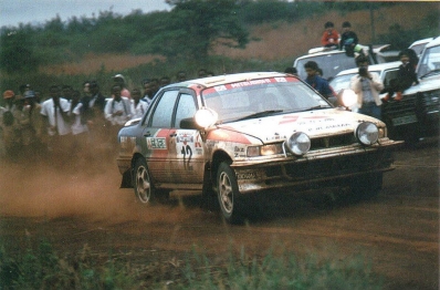 Kenjiro Shinozuka - John Meadows
39º Martini Safari Rally Kenya 1991. Mitsubishi Galant VR-4 (KNY79SO710). Clasificado 8º.
Mitsubishi Oil Ralliart

Del 27 de Marzo al 1 de Abril, Nairobi, Kenya, África.
Superficie: tierra.

El Rally tenia un total de 4520.76 km con 79 controles horarios.

Tomaron la salida 57 equipos, finalizaron 27.@
Palabras clave: Mitsubishi;Galant;Safari;1991
