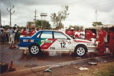 Kenjiro Shinozuka - John Meadows
39º Martini Safari Rally Kenya 1991. Mitsubishi Galant VR-4 (KNY79SO710). Clasificado 8º.
Mitsubishi Oil Ralliart

Del 27 de Marzo al 1 de Abril, Nairobi, Kenya, África.
Superficie: tierra.

El Rally tenia un total de 4520.76 km con 79 controles horarios.

Tomaron la salida 57 equipos, finalizaron 27.@
Palabras clave: Mitsubishi;Galant;Safari;1991
