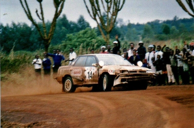 Patrick Njiru - Bob Khan
39º Martini Safari Rally Kenya 1991. Subaru Legacy RS. Clasificado 13º.

Del 27 de Marzo al 1 de Abril, Nairobi, Kenya, África.
Superficie: tierra.

El Rally tenia un total de 4520.76 km con 79 controles horarios.

Tomaron la salida 57 equipos, finalizaron 27.@
Palabras clave: Subaru;Legacy;Safari;1991
