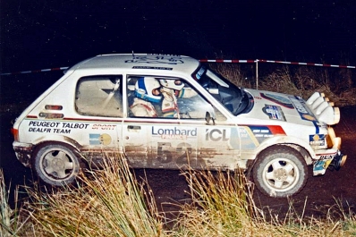Jonny Milner - Andrew Moss
47º Lombard RAC Rally 1991. Peugeot 205 GTI. Clasificado 17º.

Del 24 al 28 de Noviembre, Harrogate, Yorkshire, Inglaterra.
Superficie: tierra.

El Rally tenia un total de 2355.31 Km de los que 565,51 Km divididos en 37 tramos eran especiales.

Se inscribieron 160 equipos, tomaron la salida 151, finalizaron 82.@
Palabras clave: Peugeot;GTI;Gran_Bretaña;RAC_Rally;Lombard;1991