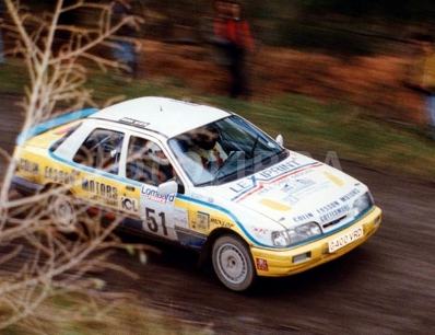 Jeremy Easson - Alun Cook
47º Lombard RAC Rally 1991. Ford Sierra RS Cosworth 4x4 (G400 VRD). Clasificado 19º.

Del 24 al 28 de Noviembre, Harrogate, Yorkshire, Inglaterra.
Superficie: tierra.

El Rally tenia un total de 2355.31 Km de los que 565,51 Km divididos en 37 tramos eran especiales.

Se inscribieron 160 equipos, tomaron la salida 151, finalizaron 82.@
Palabras clave: Ford;Sierra;RS;Cosworth;Gran_Bretaña;RAC_Rally;Lombard;1991