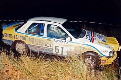 Jeremy Easson - Alun Cook
47º Lombard RAC Rally 1991. Ford Sierra RS Cosworth 4x4 (G400 VRD). Clasificado 19º.

Del 24 al 28 de Noviembre, Harrogate, Yorkshire, Inglaterra.
Superficie: tierra.

El Rally tenia un total de 2355.31 Km de los que 565,51 Km divididos en 37 tramos eran especiales.

Se inscribieron 160 equipos, tomaron la salida 151, finalizaron 82.@
Palabras clave: Ford;Sierra;RS;Cosworth;Gran_Bretaña;RAC_Rally;Lombard;1991