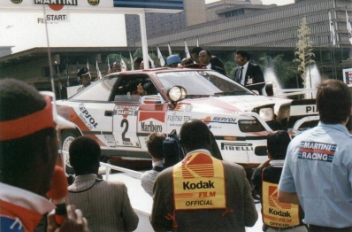 Carlos Sainz Cenamor - Luís Rodríguez Moya
39º Martini Safari Rally Kenya 1991. Toyota Celica GT-4 -ST165- (K-AM 6836). Abandonó por motor en CH62.
Toyota Kenya

Del 27 de Marzo al 1 de Abril, Nairobi, Kenya, África.
Superficie: tierra.

El Rally tenia un total de 4520.76 km con 79 controles horarios.

Tomaron la salida 57 equipos, finalizaron 27.@
Palabras clave: Safari;Toyota;Celica;ST165;1991;Parque_Cerrado